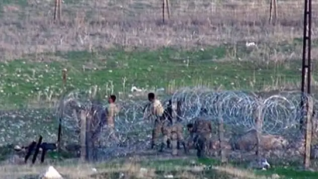 Çocuklarla askerler birbirlerine taş attı