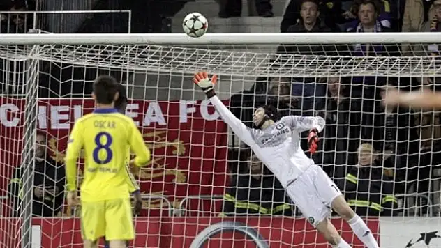 'Cech oynayabileceği bir kulübe gitmeli'