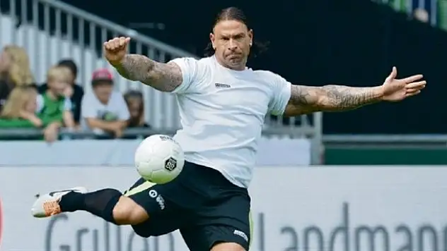 Kaleciliği bıraktı güreşçi oldu!