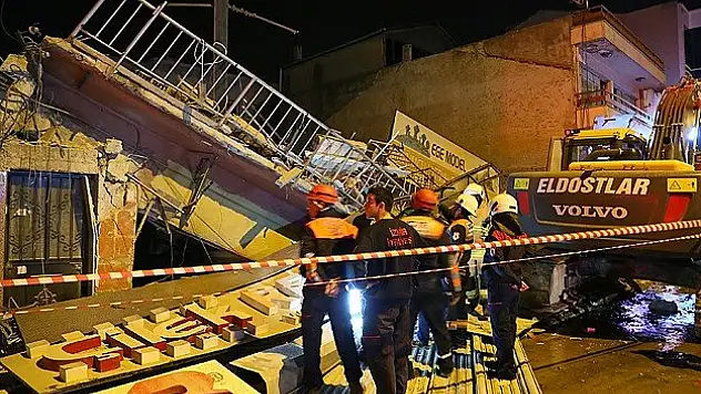 İzmir'de 3 katlı bina çöktü