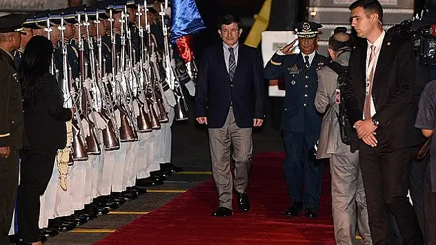 Davutoğlu Filipinler'de askeri törenle karşılandı
