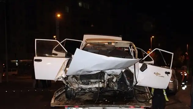 TIR ile otomobil çarpıştı: 2 ölü