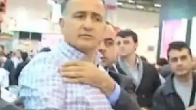 Ekrem Dumanlı'ya soru soran muhabire dayak