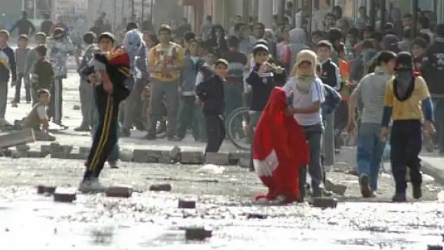 Taş atan çocukların ailelerine ceza kesildi