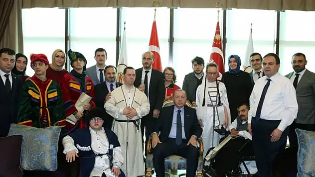 Otizmli ikizlerin Hacivat-Karagöz oyunu büyük beğeni topladı