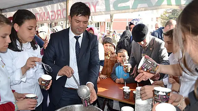 Mehter takımı ile aşure dağıttılar