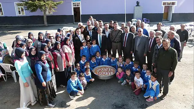 Susuz Mahallesinde aşure ikramı