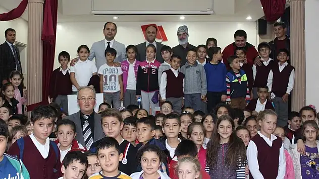 Başkan Özaltun çocuklarla tiyatro izledi