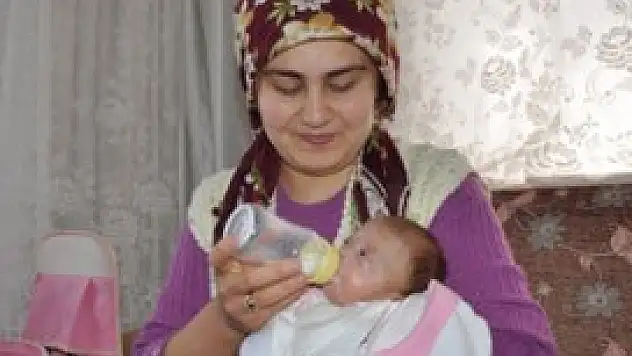Uzaktan süt gönderdiği ikizlerine kavuştu