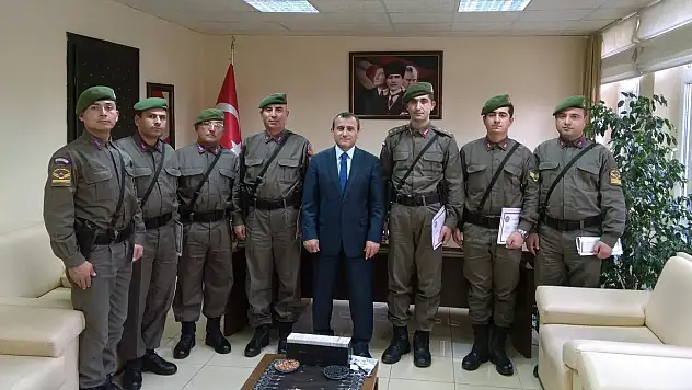 Kaymakam Sonel'den ilçe jandarmaya ödül