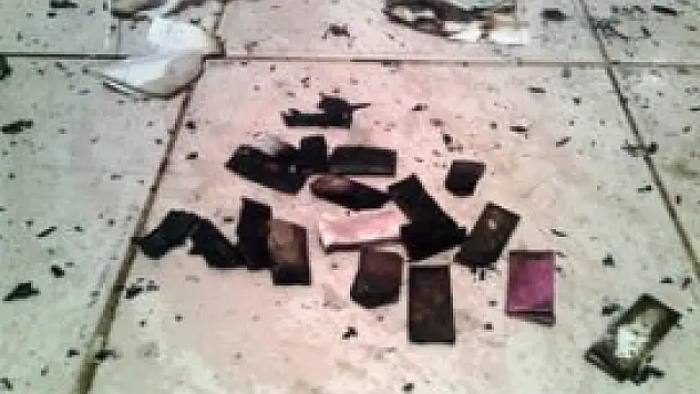 Polisi görünce uyuşturucuyu yakmaya çalıştılar