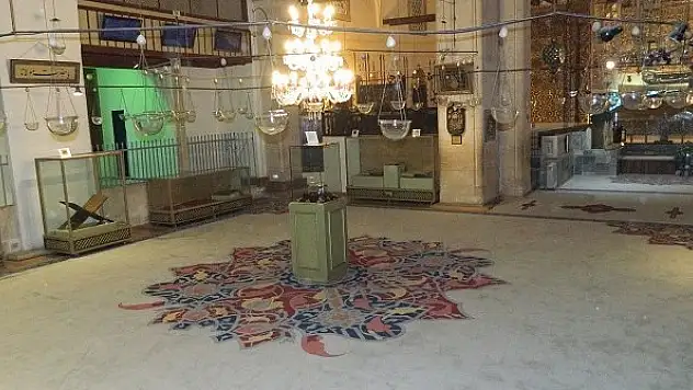 Mevlana Müzesinin halıları değiştirildi