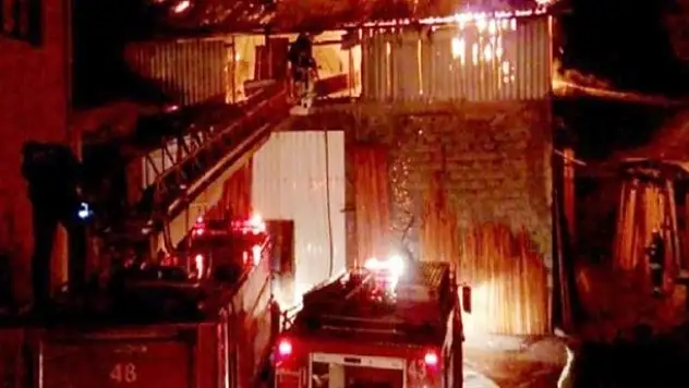 Kereste atölyesi yandı