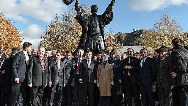 Başbakan Davutoğlu cemevini ziyaret etti