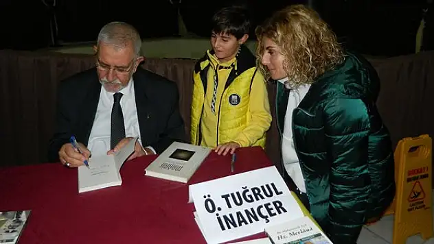 Tasavvuf araştırmacısı Ömer Tuğrul İnançer Konya'da imza gününe katıldı