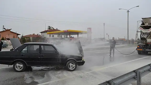 Otomobildeki yangını beton mikseri söndürdü