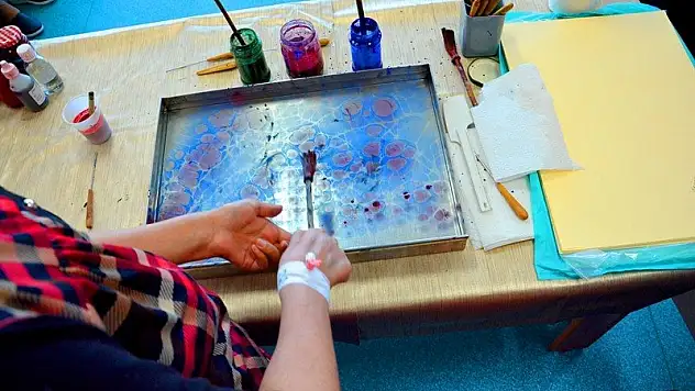 Psikiyatri hastaları ebru yaptı