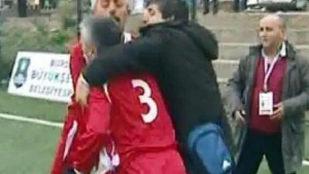 Hakemi koltuk değnekleriyle kovaladı