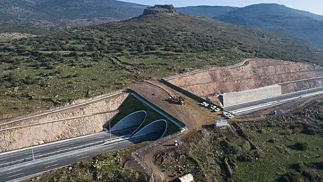 Otoyolla kesişen 2 bin 600 yıllık yol çelik köprüyle korundu