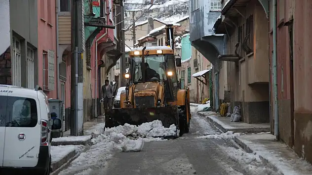 Akşehir'de karla mücadele sürüyor