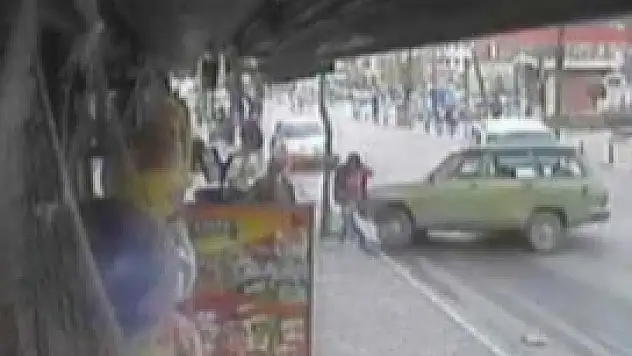 Genç kız ölümden saniyelerle kurtuldu