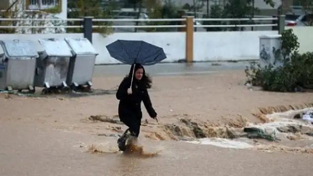 Adana, Hatay ve Kayseri'de eğitime sağanak ve kar molası