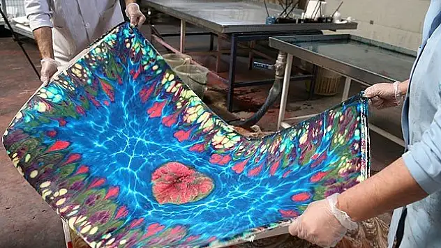 Ebru halıda bir başka güzel duruyor