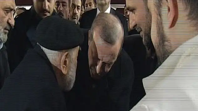 Görür görmez elini öptü