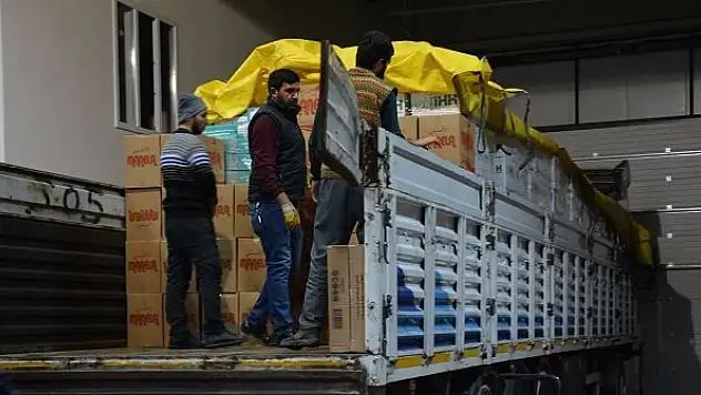 Konya İHH'dan İdlib kırsalına 4 TIR insani yardım