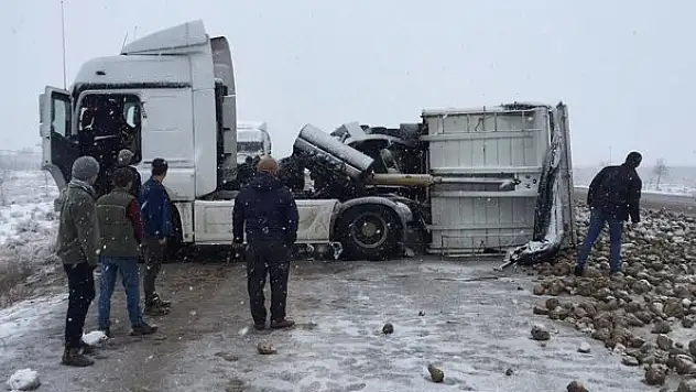 Pancar yüklü tır devrildi, karayolu pancar tarlasına döndü