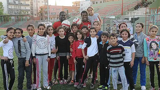 Cizre siyahi futbolcuları bağrına bastı