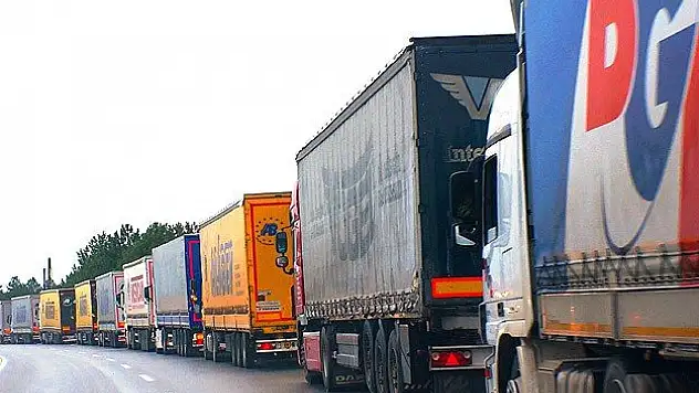 20 kilometrelik tır kuyruğu oluştu