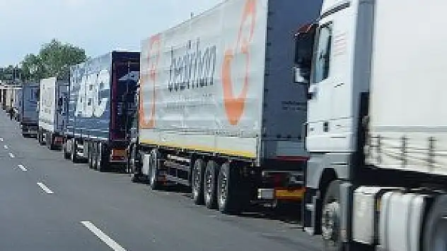 Türk tırların depolarının boş olması şartını kaldırdı