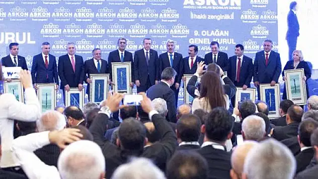Cumhurbaşkanı Erdoğan'dan Recep Konuk'a plaket