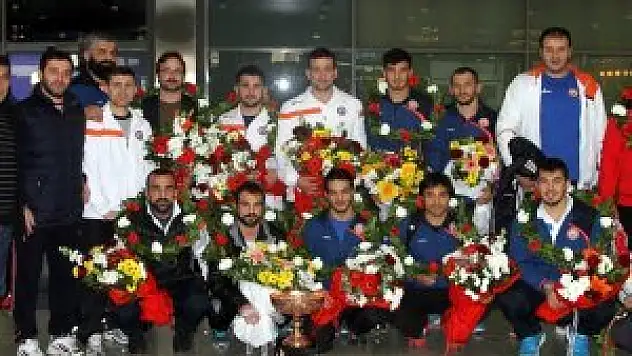 Dünya üçüncüsü güreşçiler yurda döndü