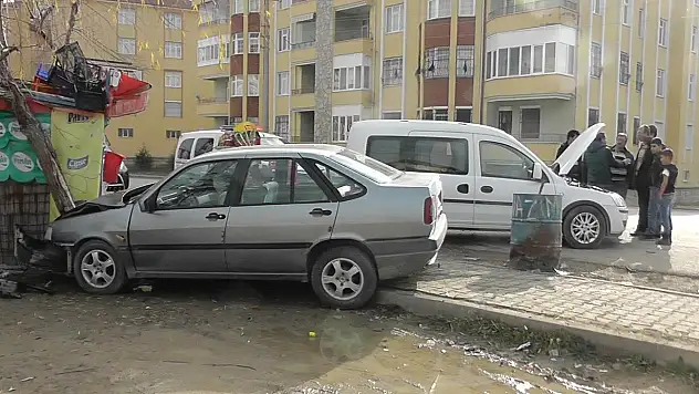 Konya'da otomobil kamyonetle çarpıştı: 3 kişi...