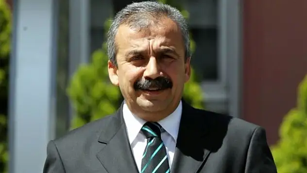 Davutoğlu hakkımızda suç duyurusunda bulunsun