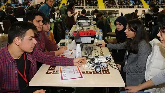 'Genç mucitler' projelerini sergiledi