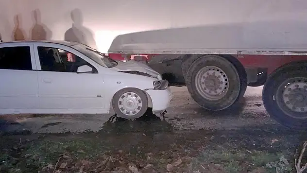 Konya'da otomobil tıra çarptı: 3 yaralı