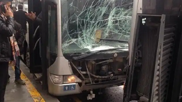 Metrobüsler çarpıştı
