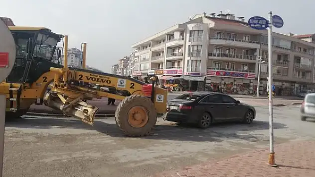 Karatay Belediyesi iş makinası özel araca çarptı