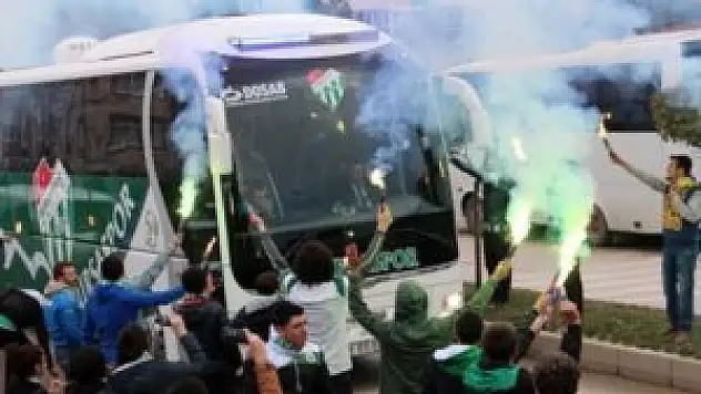 Bursaspor'a Karabük'te meşaleli karşılama