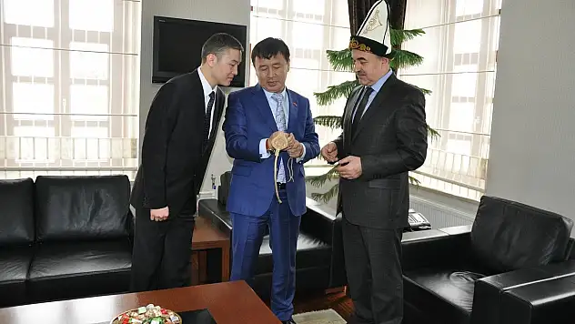 Kırgızistan Büyükelçisi Vali Erol'a kalpak giydirdi