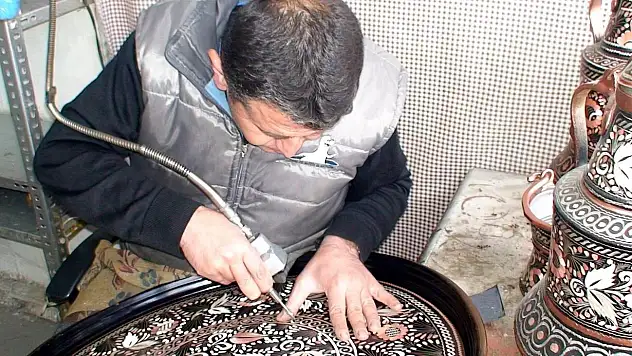 İşlediği eşyaları sanat eserine dönüştürüyor