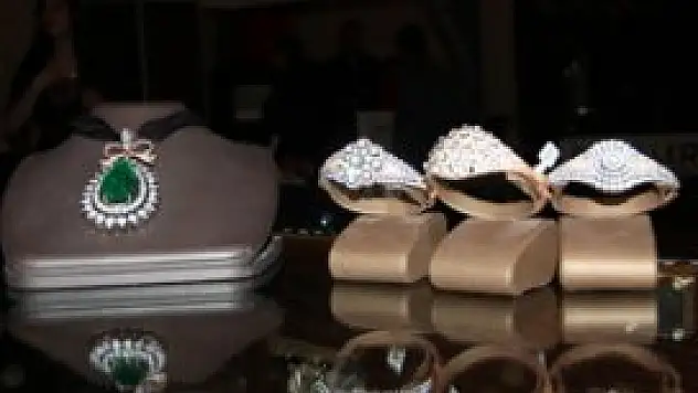 Düğün festivalinde pahalı takılar göz kamaştırıyor