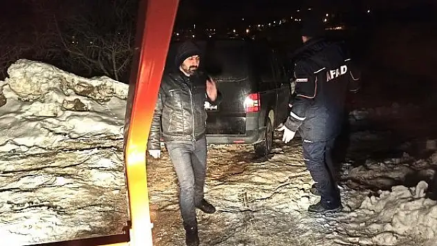 Karda araçlarıyla mahsur kalan 2 vatandaş kurtarıldı