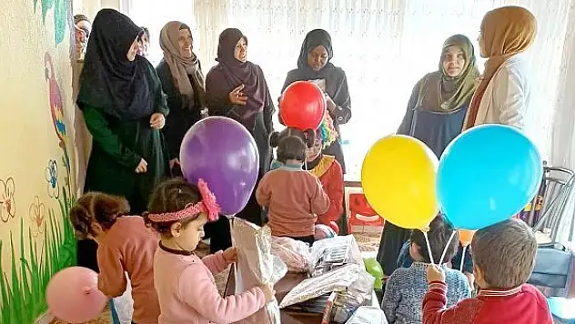 Uluslararası öğrenciler mülteci çocukları sevindirdi
