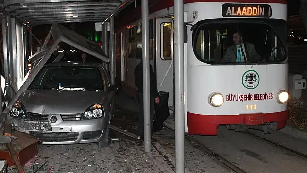 Konya'da korkutan kaza! Otomobil tramvay durağına daldı!