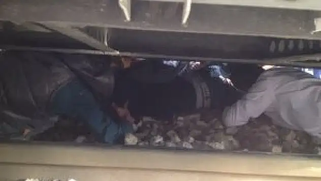 Korkuluklardan atladı tramvayın altında kaldı