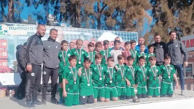 Konyaspor U13 takımı Kuşadası'nda şampiyon oldu